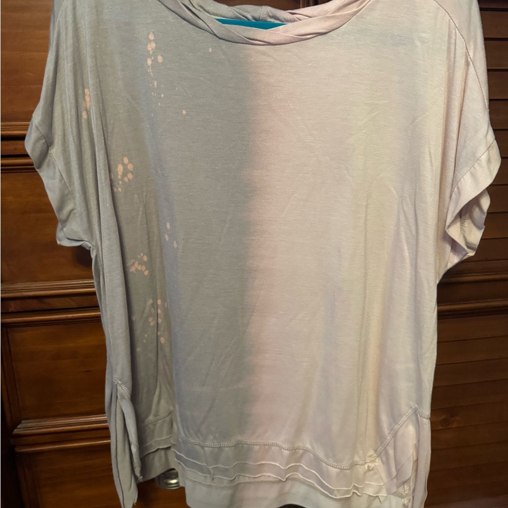 Umgee Women's Short Sleeve Top in Light Gray and Pink